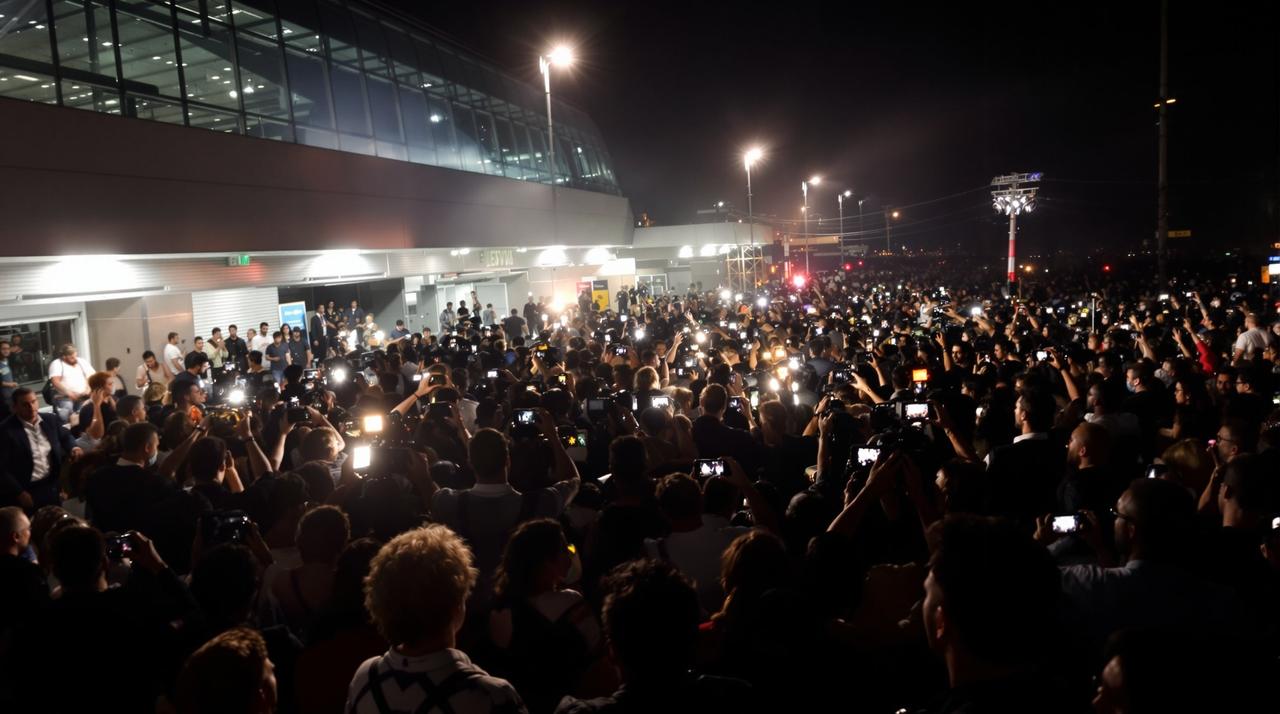 独家爆料！某顶流明星深夜现身机场，行色匆匆疑似出逃